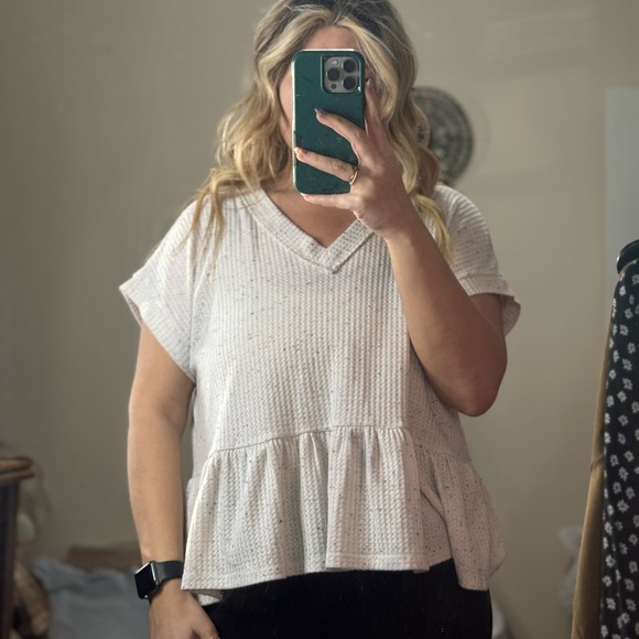 &merci Tops - Speckled V-Neck Ruffle Hem Blouse - Cream